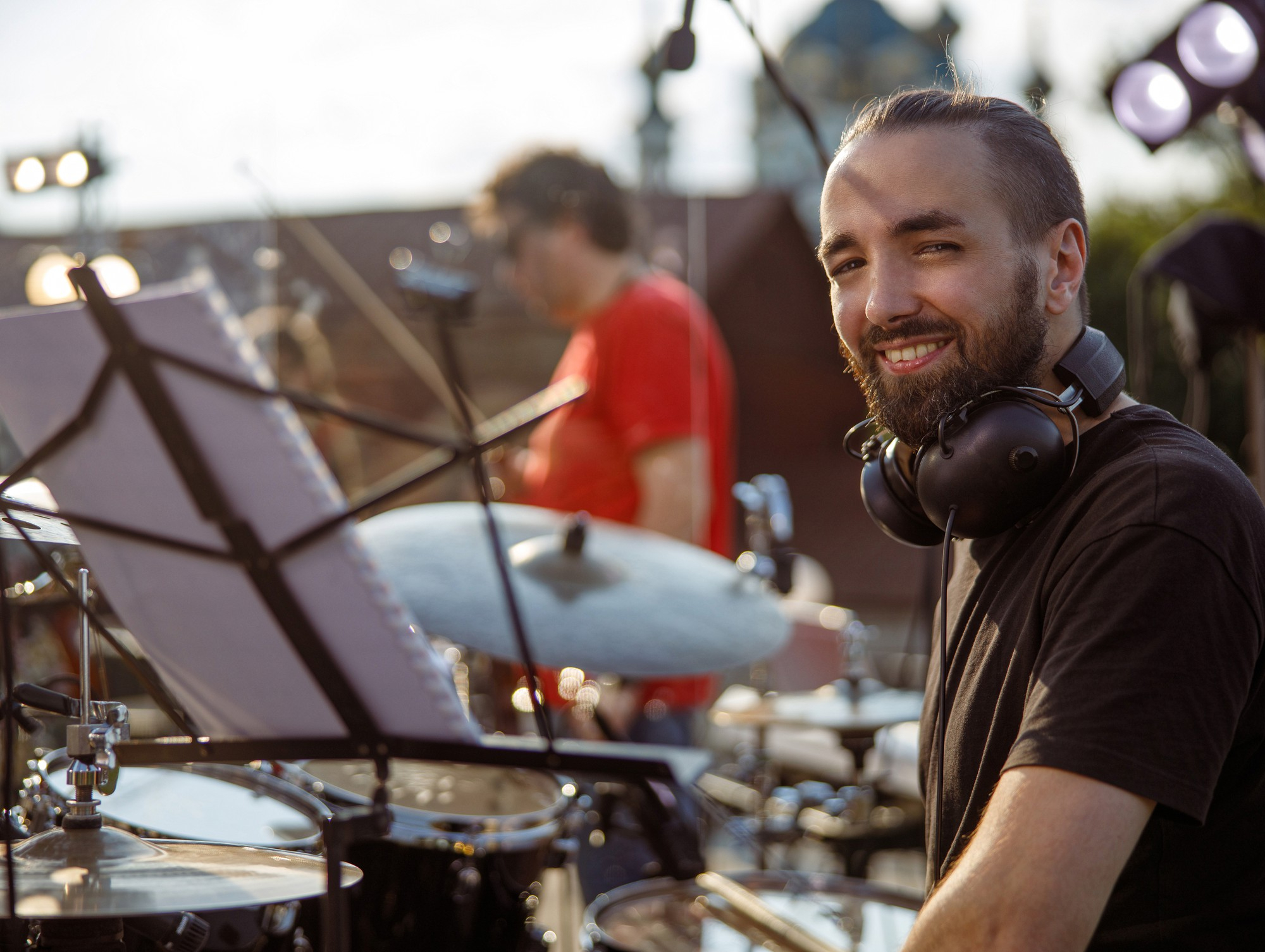 baterista masculino alegre