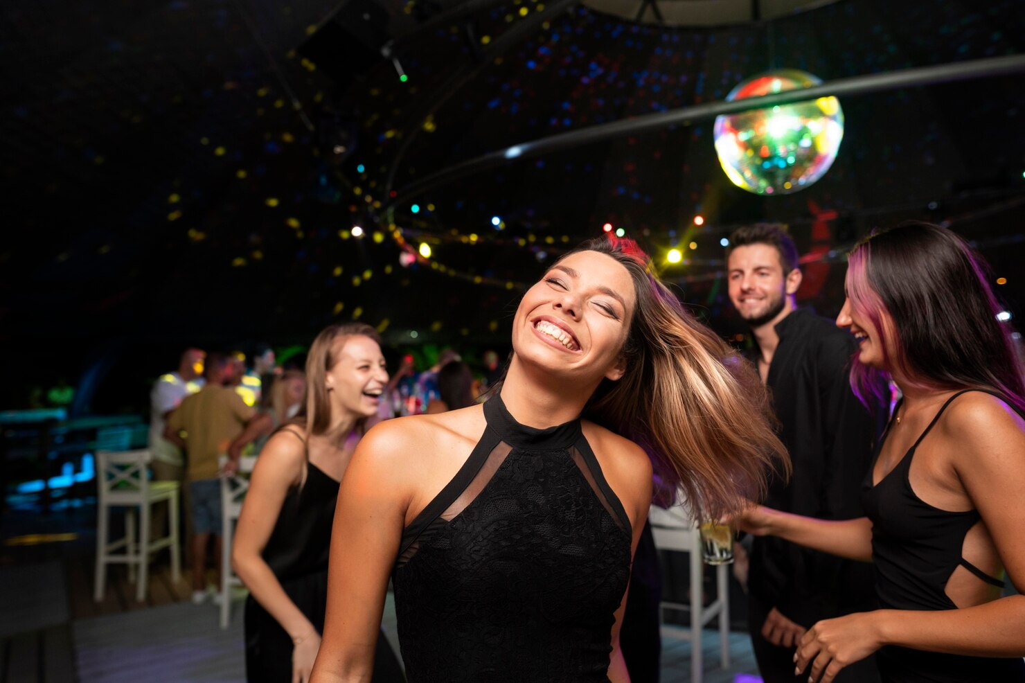 gente-vida-nocturna-divirtiendose-bares-clubes_23-2149088571