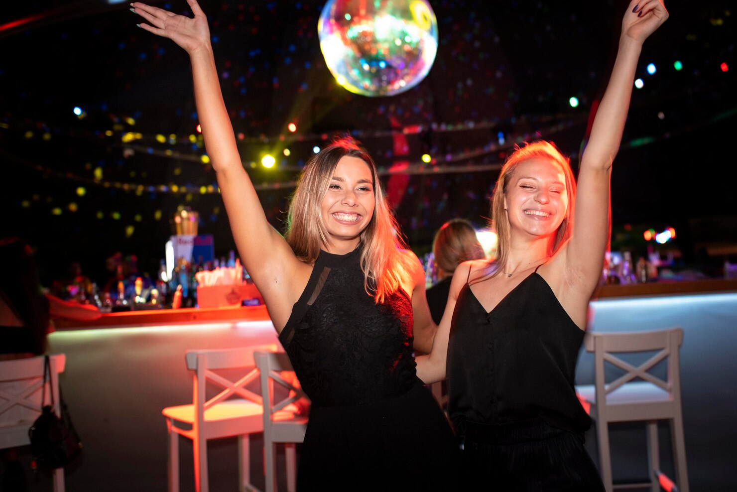 gente-vida-nocturna-divirtiendose-bares-clubes_23-2149088600